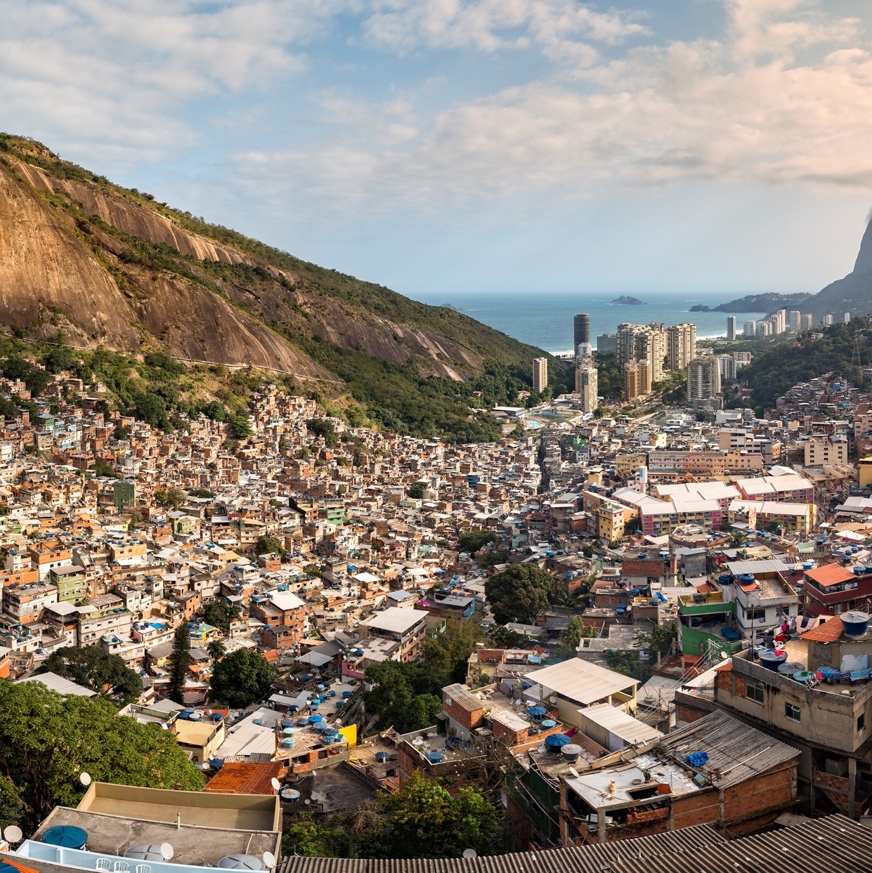 vista-panoramica-da-favela-da-rocinha-a-maior-do-brasil-1634739162757_v2_1x1